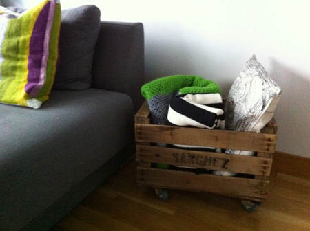 caja_madera_vintage_manta_sofa