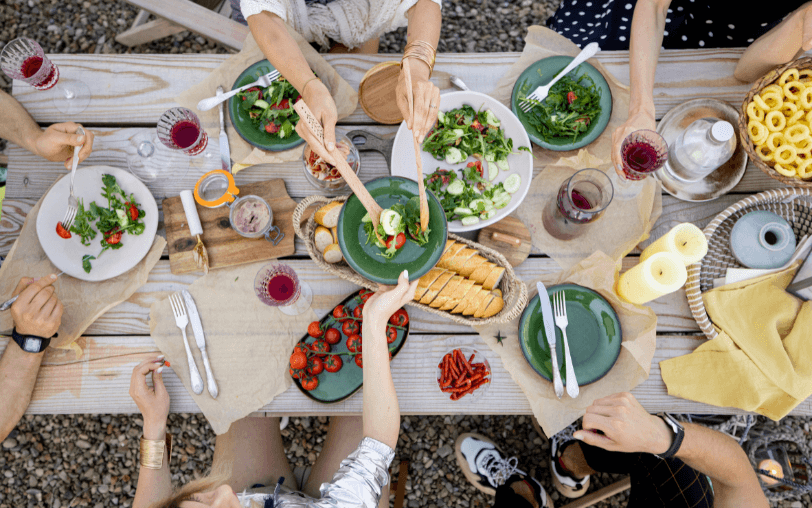 Cómo preparar la mesa ideal para cenar en verano con los amigos