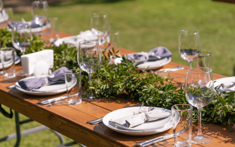 mesa decorada con plantas naturales