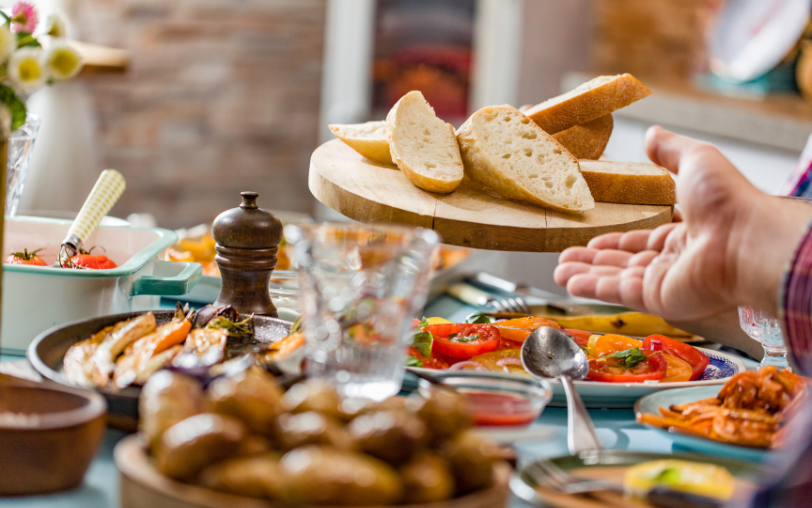 Cómo preparar la mesa ideal para cenar en verano con los amigos