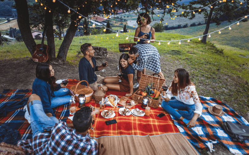 Cómo preparar la mesa ideal para cenar en verano con los amigos